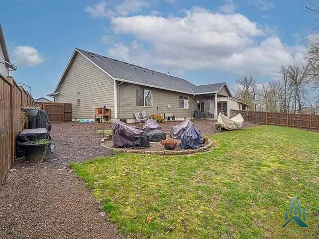 Building Photo - Updated 3 bedroom, 2 bathroom Single-famil...