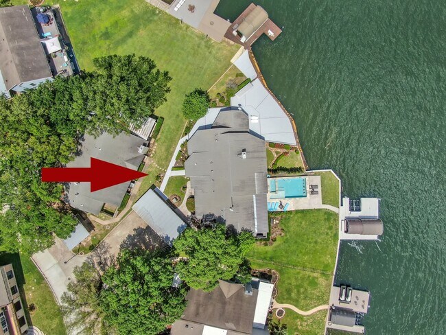 Building Photo - Fully Furnished 2 bedroom Lakefront with 1...
