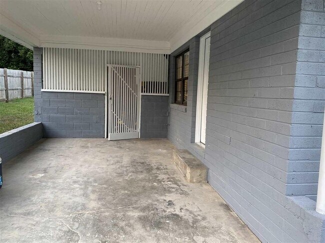 Carport 1 - 2900 W La Rua St