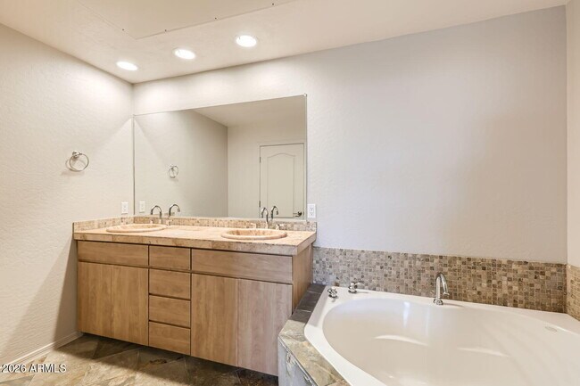 Building Photo - 17 W Vernon Ave