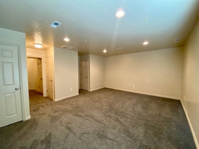 Building Photo - LARGE TOWNHOME AVAILABLE FOR RENT!