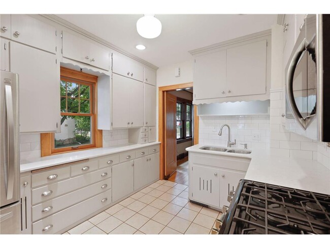 Building Photo - 2301 Benjamin St NE