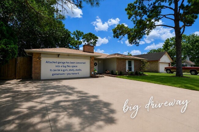 Building Photo - 16823 Cobble Ridge Dr