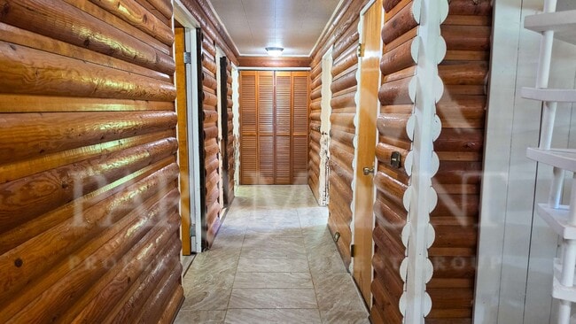 Building Photo - Spacious Log Home with Acreage!