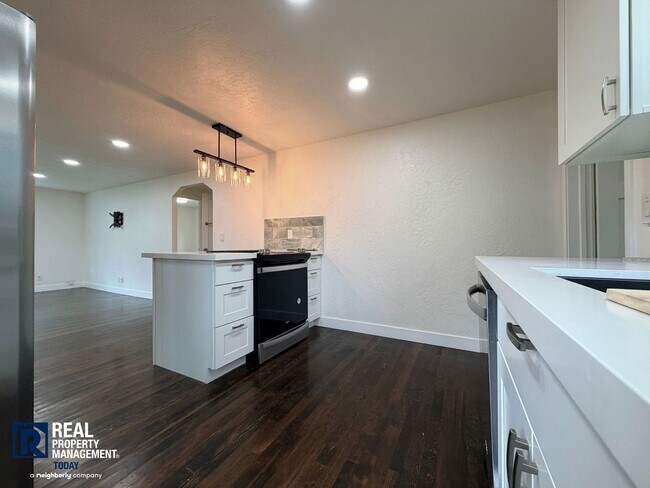 Building Photo - Charming Cottage Retreat with Modern Updates!