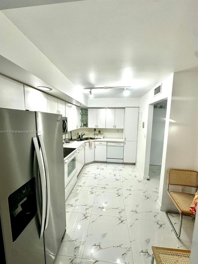 Building Photo - 6423 Collins Ave