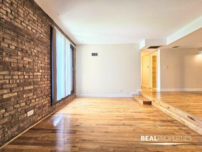 Building Photo - 2 bedroom in CHICAGO IL 60610