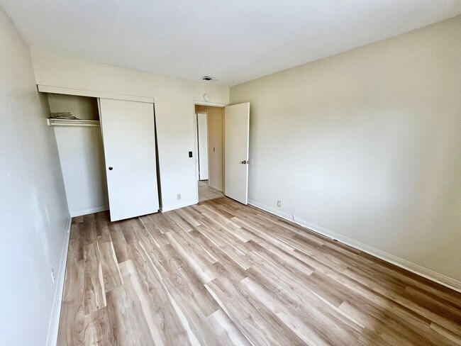 Building Photo - Upstairs 2BD/2BTH with Central A/C, Privat...
