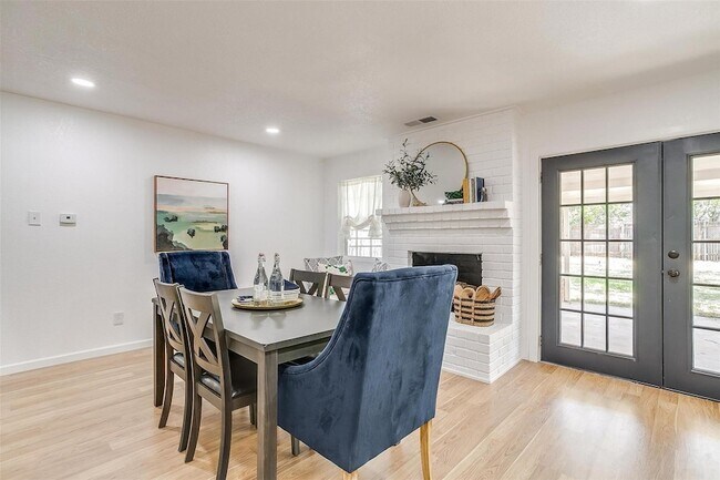 Building Photo - 1701 Larkspur Dr