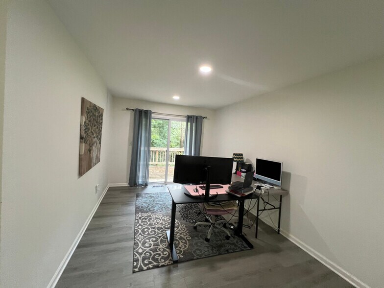 Building Photo - 8607 Pinecliff Dr