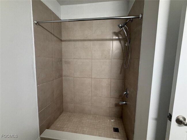 Building Photo - 1304 NE 9th Pl