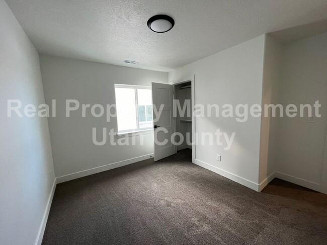 Building Photo - 606 E 340 S