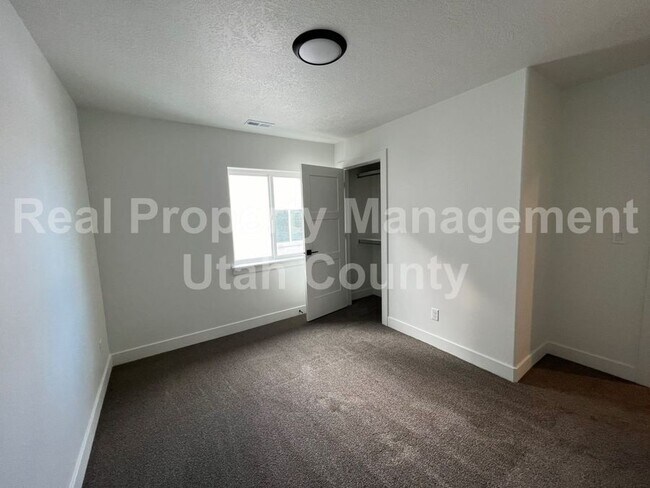Building Photo - 608 E 340 S