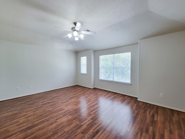 Building Photo - BEAUTIFUL 3 BEDROOM 2 BATH TOWNHOME THAAT ...