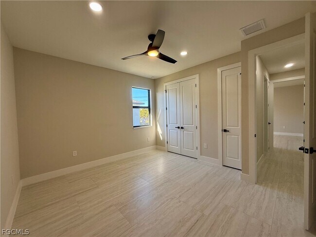 Building Photo - 102 NE 8th Pl