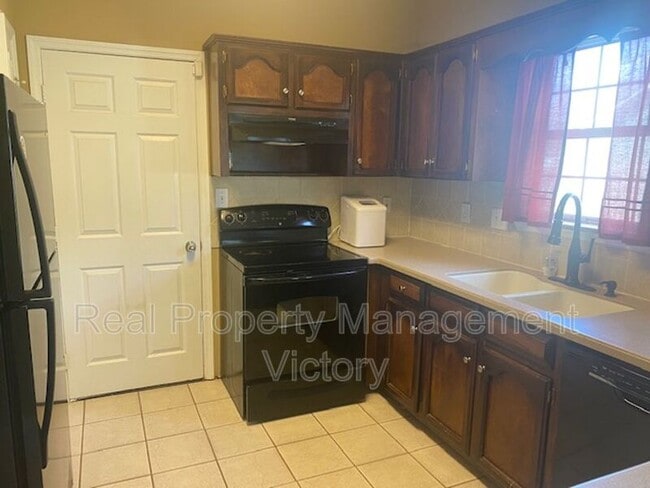 Building Photo - 1336 Royalty Dr