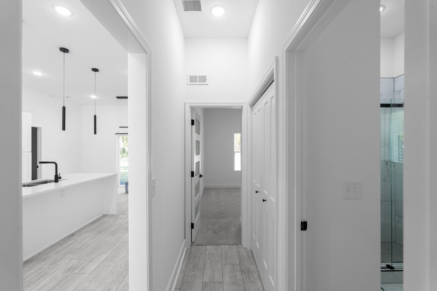 Building Photo - 101 Howell Dr SW