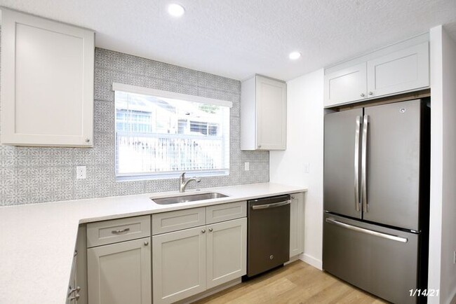 Building Photo - Stylish 3/2 Renovated Bungalow with a Deta...