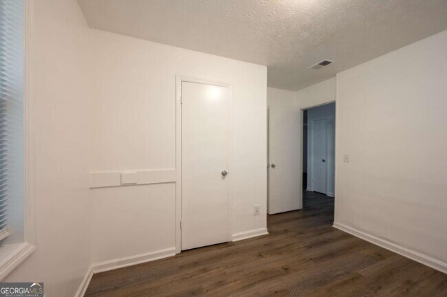 Building Photo - 414 Wall St