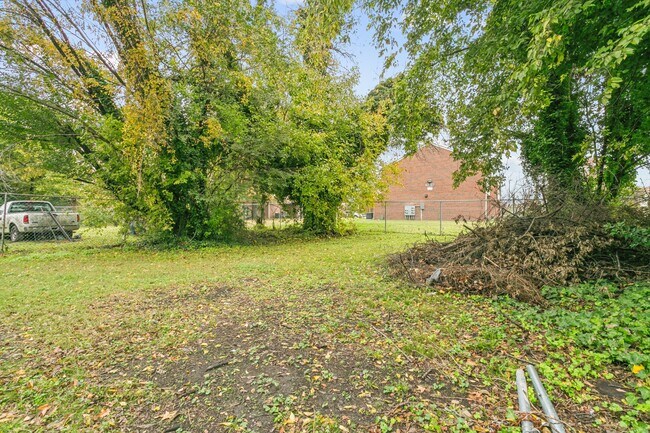 Building Photo - 924 Ivy Ave