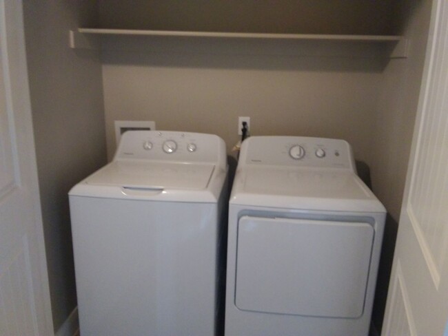 Building Photo - **$300.00 Move-In Bonus** Town home living...