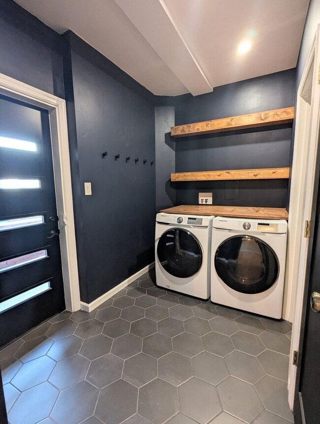 Building Photo - Modern 2 Bedroom 1.5 Bathroom Home (Lawrenceville)