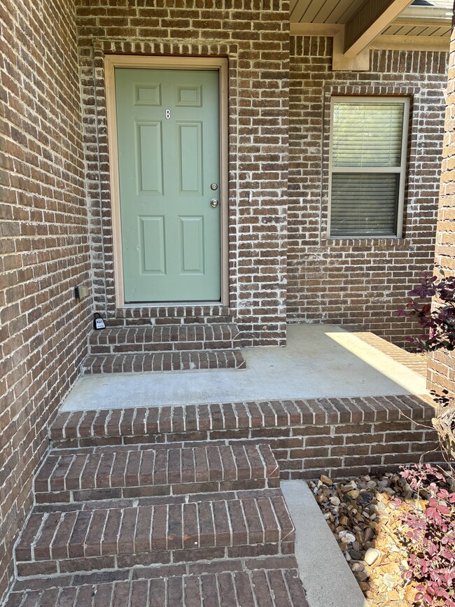 Building Photo - 2030 Nichols Rd