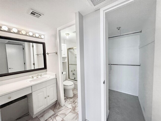 Building Photo - 2016 Main St