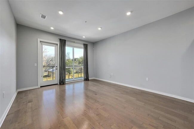 Building Photo - 207 W Johanna St