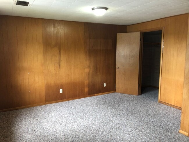 Building Photo - 3 Bed 2 Bath