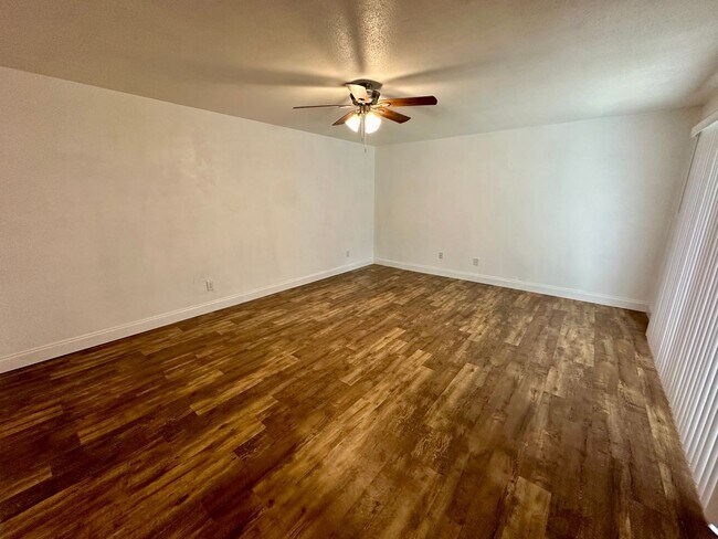 Building Photo - Fully Remodeled - 2/2 Townhome in Central ...
