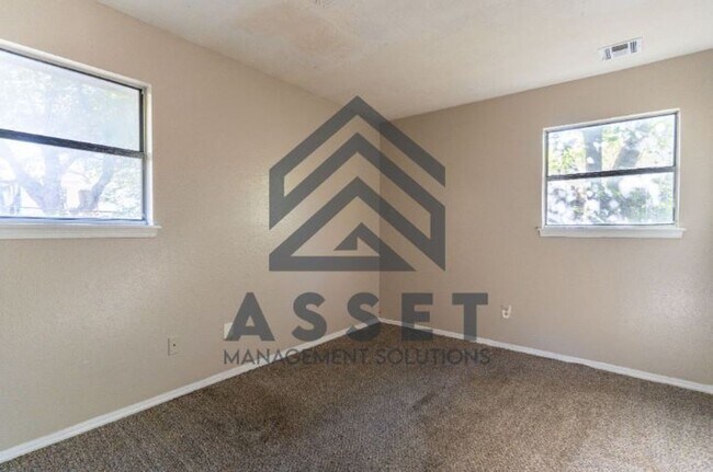 Building Photo - Cute 4 bedroom House