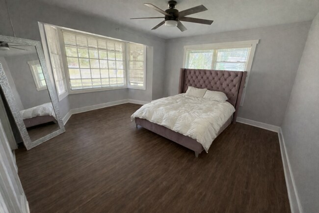 Building Photo - 902 N Texas St