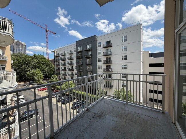 Building Photo - Luxurious Downtown Raleigh Condo with High...