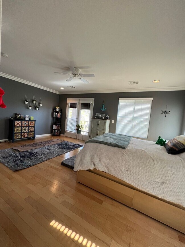 Building Photo - ABSOLUTELY AMAZING! Large 4 bedroom 2 stor...
