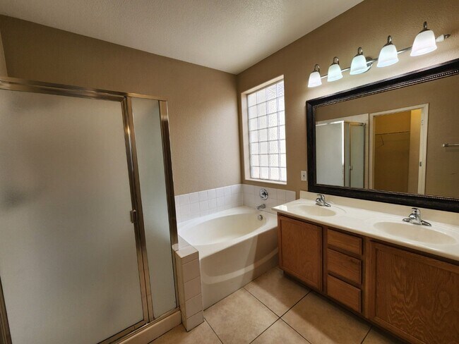 Building Photo - Charming 3 bedroom home with great curb ap...