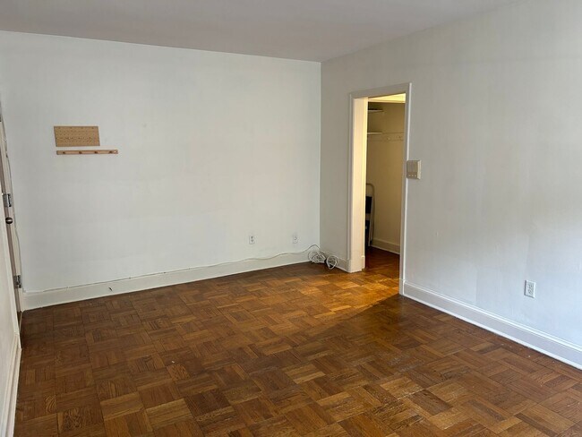 Building Photo - One Bedroom Apartment in Palisades NW Includes Parking