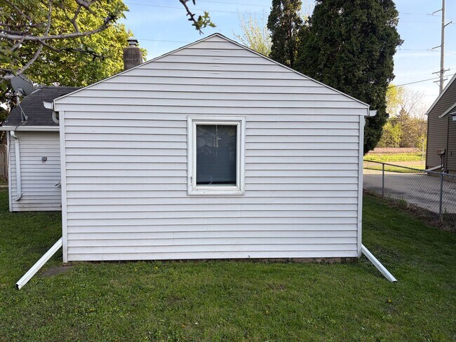 Building Photo - 1 Bedroom, 1 Bath House