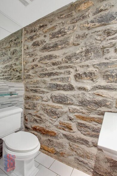 Building Photo - 206 E 83rd St