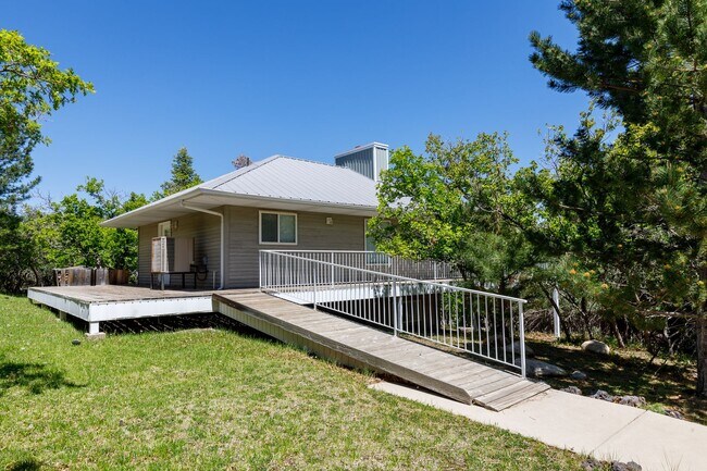 Primary Photo - Serene 3 Bedroom, 2 Bathroom Home in Pine ...