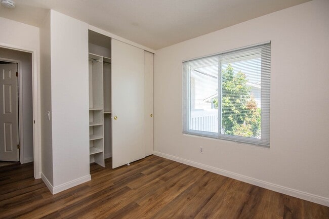 Building Photo - 3BR Townhome with Spacious Fenced Yard!