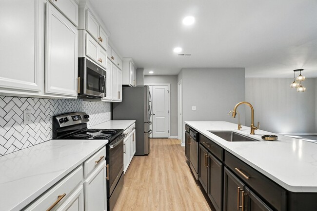 Building Photo - Fully Updated and Move-In Ready with Excep...