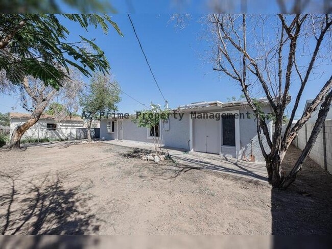 Building Photo - 452 S Mulberry