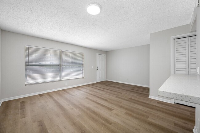 Building Photo - Spacious 1 Bed-1Bath Apartment Newly Renov...
