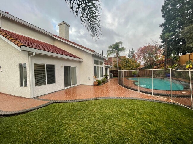 Building Photo - Broadstone neighborhood 4 bedroom home with pool!