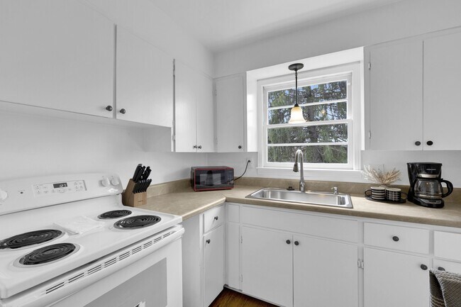 Building Photo - 305 Connell St