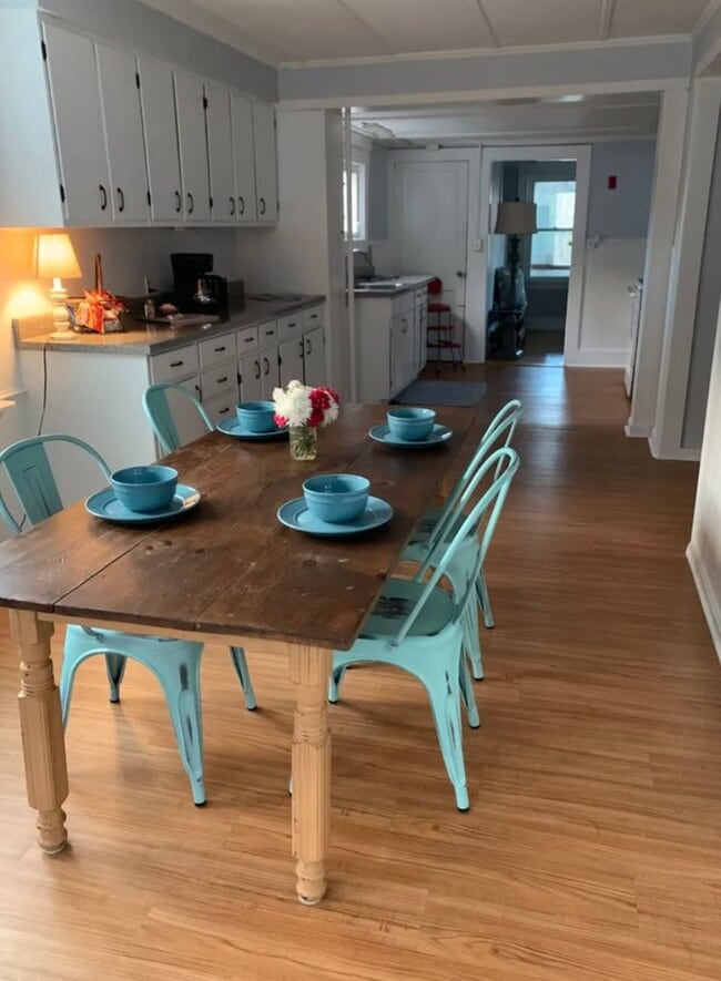 Building Photo - Centrally located 2 Bedroom, 2 Bathroom ho...