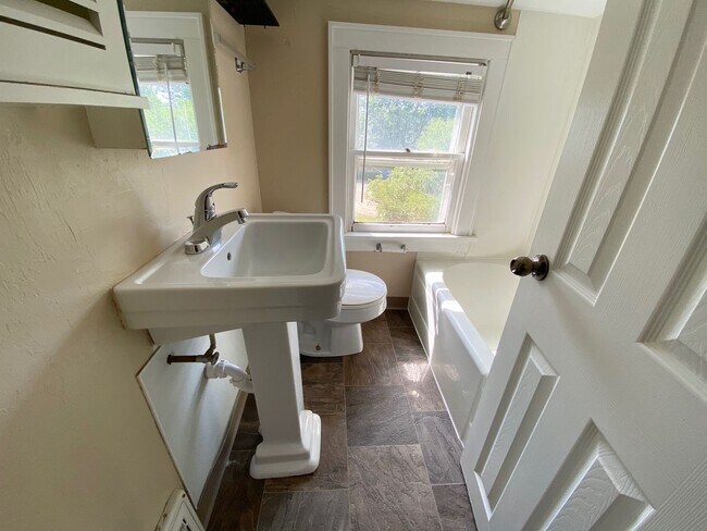 Building Photo - 4 Bedroom Near NDSU!!