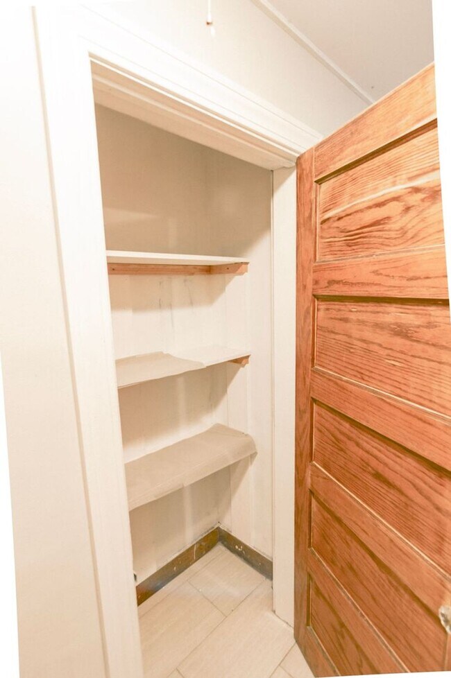 Building Photo - Room for Rent in 5 Bedroom House