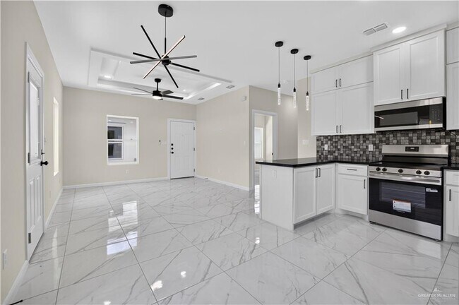 Building Photo - 19 S Woodland Dr